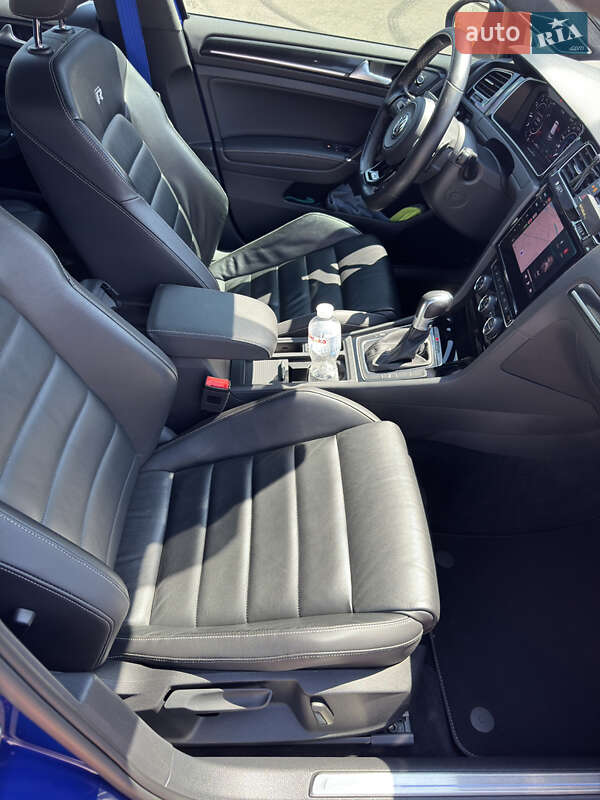 Хэтчбек Volkswagen Golf R 2016 в Киеве