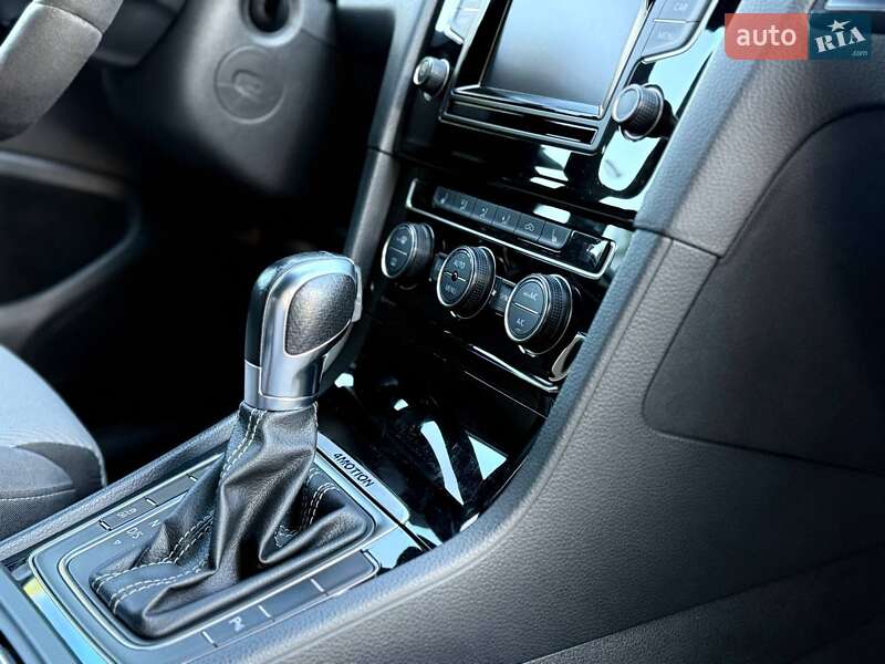 Хэтчбек Volkswagen Golf R 2015 в Львове
