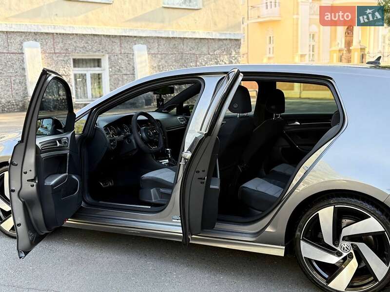 Хэтчбек Volkswagen Golf R 2015 в Львове
