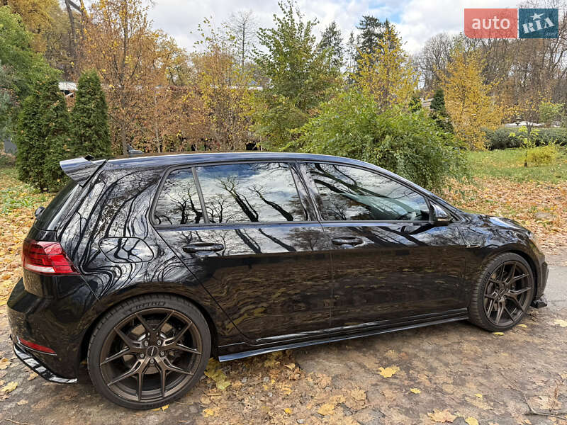 Хэтчбек Volkswagen Golf R 2018 в Киеве