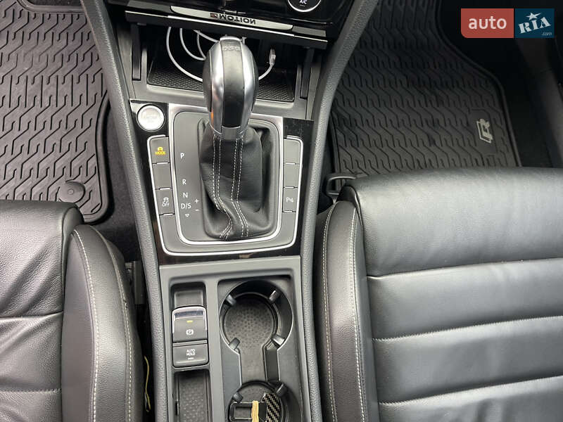 Хетчбек Volkswagen Golf R 2016 в Дніпрі