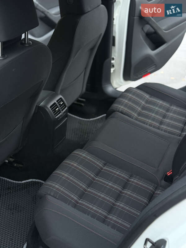 Хэтчбек Volkswagen Golf R 2010 в Киеве