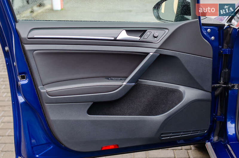 Хэтчбек Volkswagen Golf R 2019 в Киеве