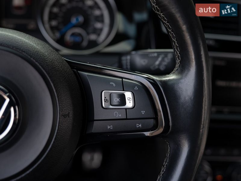 Хэтчбек Volkswagen Golf R 2016 в Днепре
