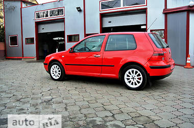 Хэтчбек Volkswagen Golf 2000 в 