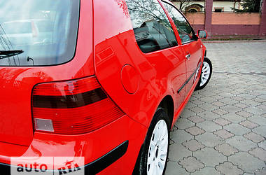 Хэтчбек Volkswagen Golf 2000 в 