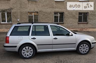 Універсал Volkswagen Golf 2000 в Чернівцях