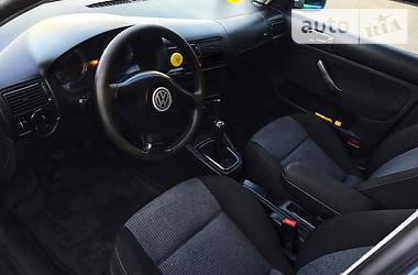 Хэтчбек Volkswagen Golf 2003 в 