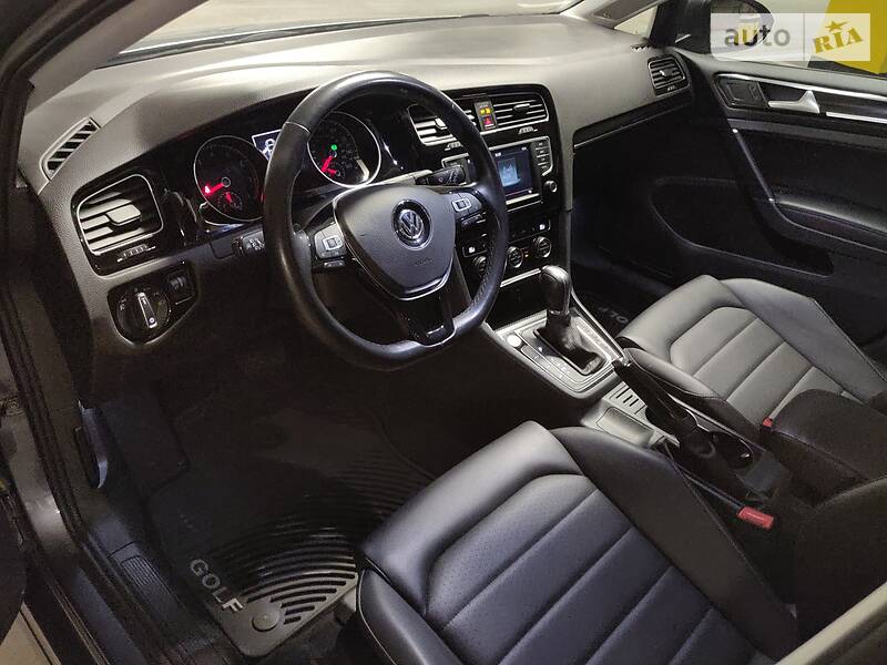 Хэтчбек Volkswagen Golf 2015 в Днепре