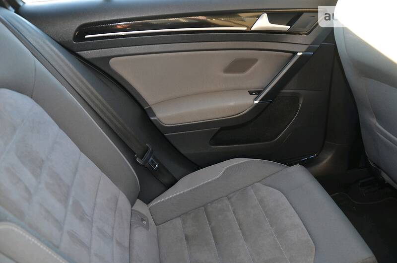 Універсал Volkswagen Golf 2016 в Чернівцях