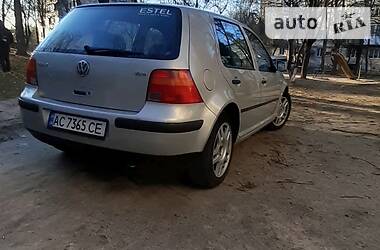 Хетчбек Volkswagen Golf 2000 в 