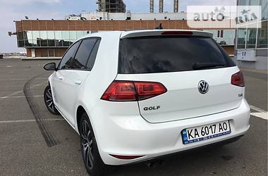 Хэтчбек Volkswagen Golf 2016 в Киеве