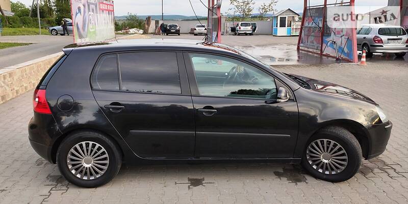 Хетчбек Volkswagen Golf 2004 в Чернівцях