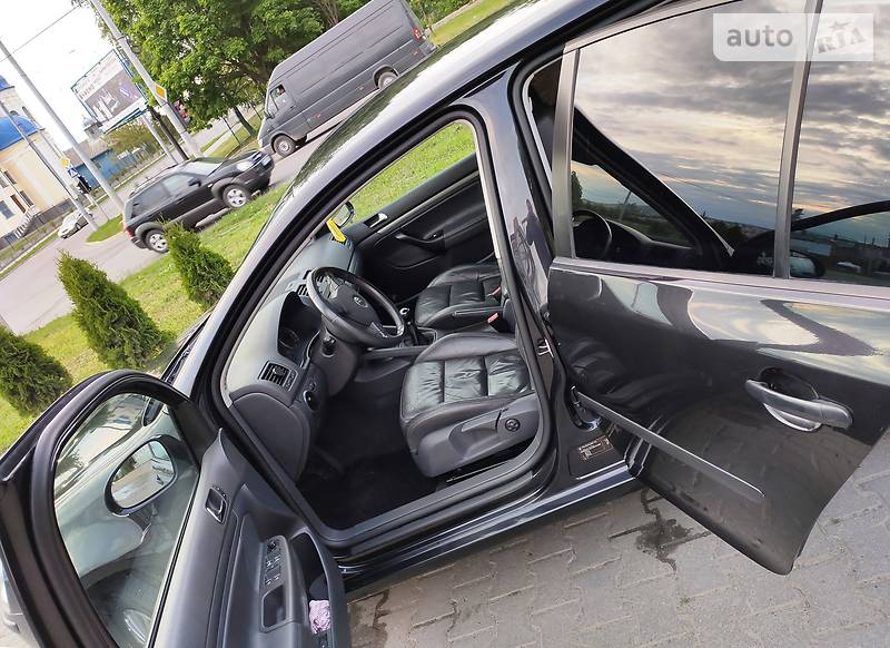 Хетчбек Volkswagen Golf 2004 в Чернівцях