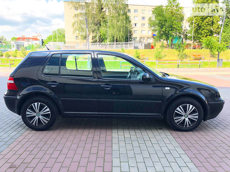 Хетчбек Volkswagen Golf 2002 в 