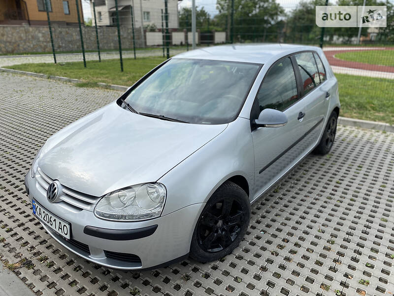 Хетчбек Volkswagen Golf 2005 в 
