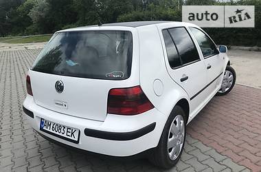 Хетчбек Volkswagen Golf 2001 в 