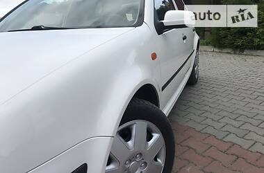 Хетчбек Volkswagen Golf 2001 в 