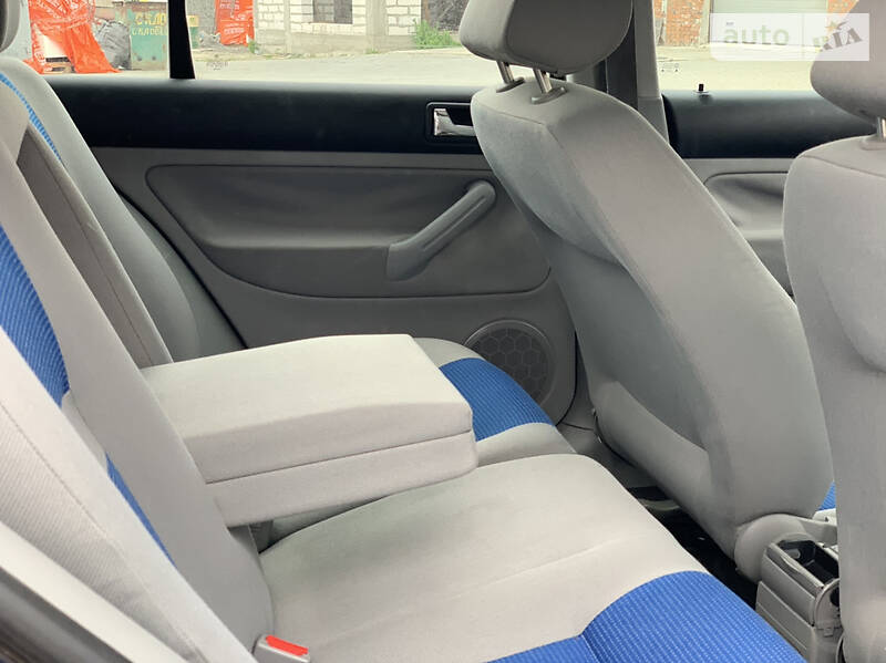 Хетчбек Volkswagen Golf 2001 в Старокостянтинові