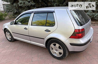 Хетчбек Volkswagen Golf 2002 в 