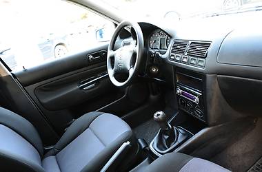 Хетчбек Volkswagen Golf 2001 в 
