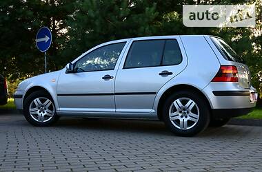 Хетчбек Volkswagen Golf 2001 в 