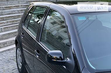 Хетчбек Volkswagen Golf 2001 в 