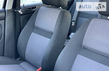 Хетчбек Volkswagen Golf 2001 в 
