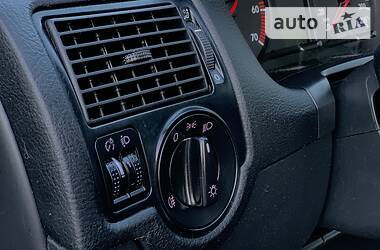 Хетчбек Volkswagen Golf 2001 в 