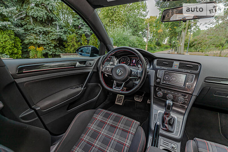 Хетчбек Volkswagen Golf 2017 в Києві