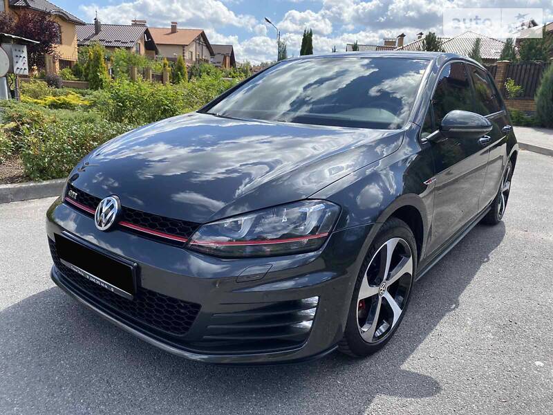 Хетчбек Volkswagen Golf 2014 в 