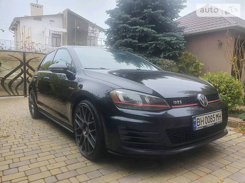Хетчбек Volkswagen Golf 2016 в 
