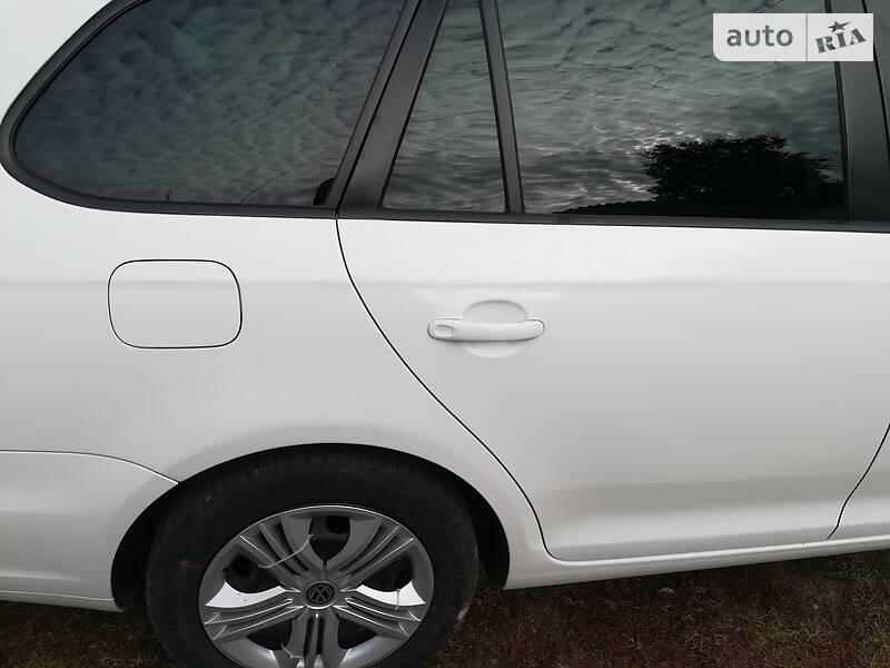 Универсал Volkswagen Golf 2012 в Глухове