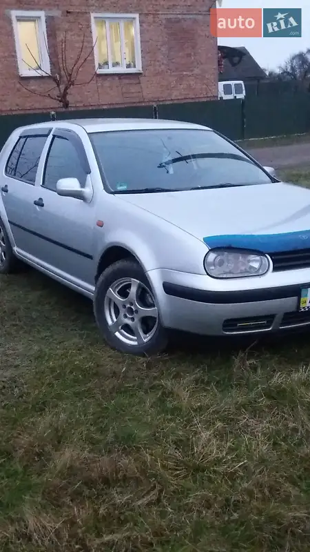 Хетчбек Volkswagen Golf 1999 в 