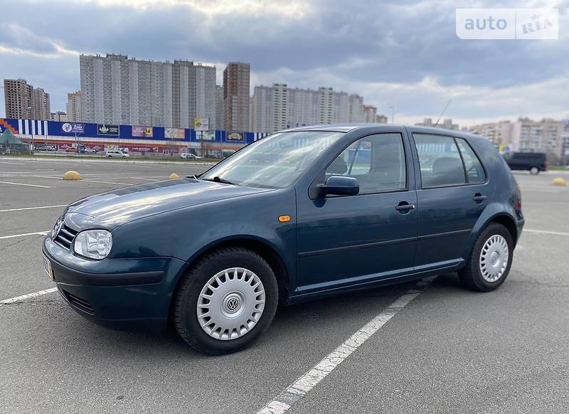 Хэтчбек Volkswagen Golf 2002 в Киеве