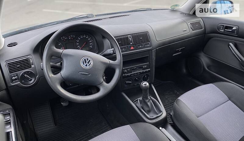 Хэтчбек Volkswagen Golf 2002 в Киеве