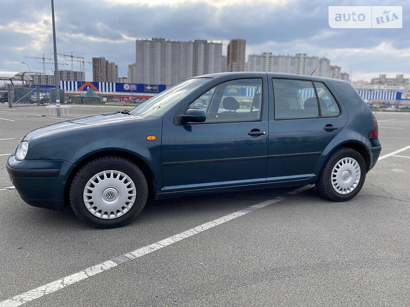 Хэтчбек Volkswagen Golf 2002 в Киеве