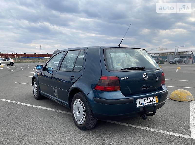 Хэтчбек Volkswagen Golf 2002 в Киеве