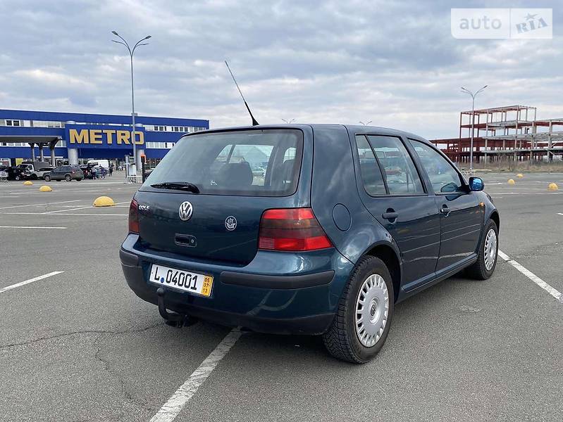 Хэтчбек Volkswagen Golf 2002 в Киеве