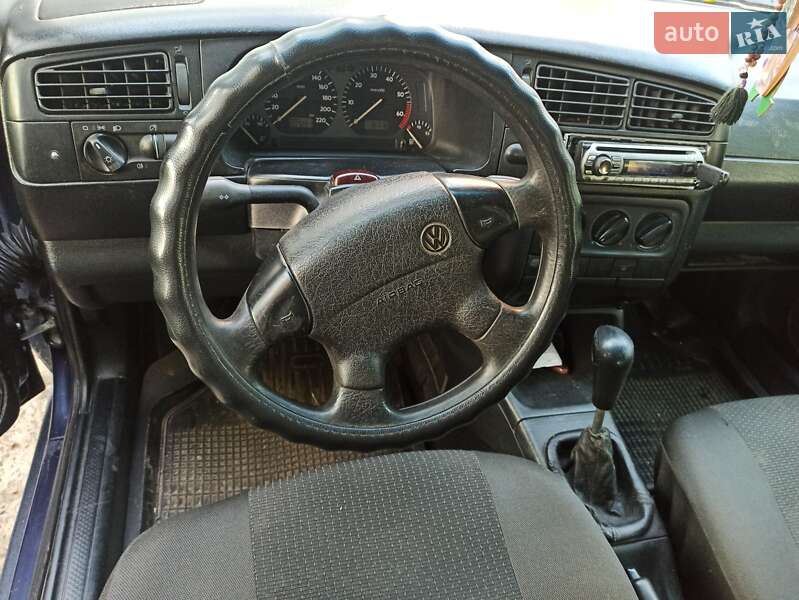 Хетчбек Volkswagen Golf 1995 в Городку