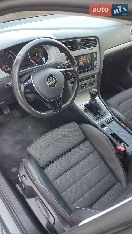 Універсал Volkswagen Golf 2016 в Чернівцях