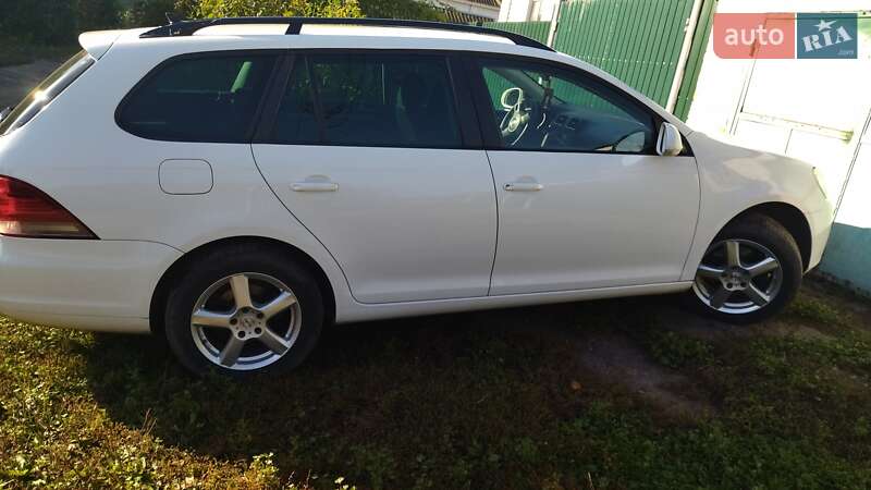 Универсал Volkswagen Golf 2012 в Глухове