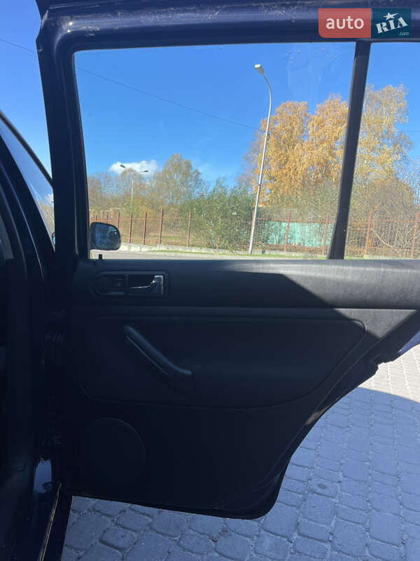 Хетчбек Volkswagen Golf 2001 в Трускавці