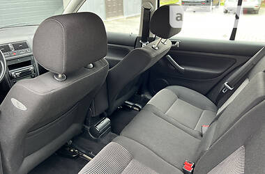 Хэтчбек Volkswagen Golf 2001 в 