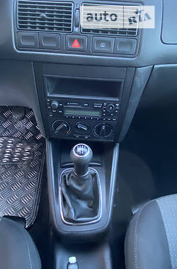 Хетчбек Volkswagen Golf 2003 в 