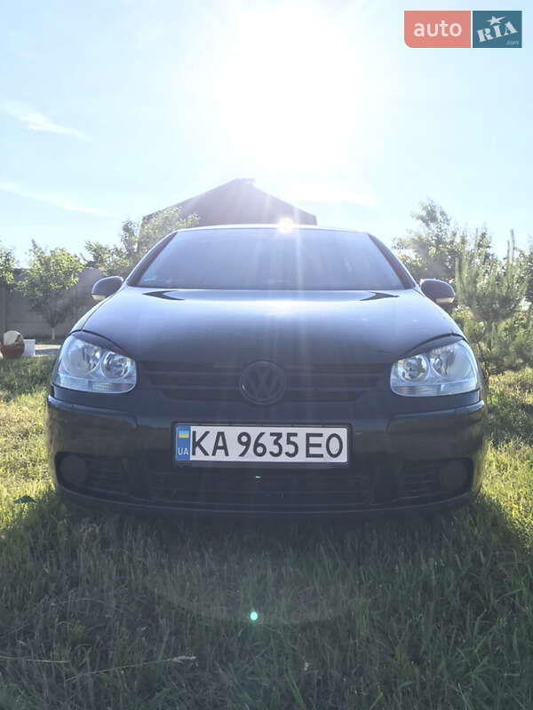 Хетчбек Volkswagen Golf 2004 в Києві