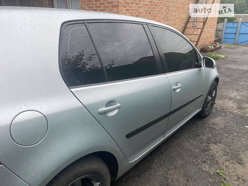 Хэтчбек Volkswagen Golf 2006 в Краснокутске