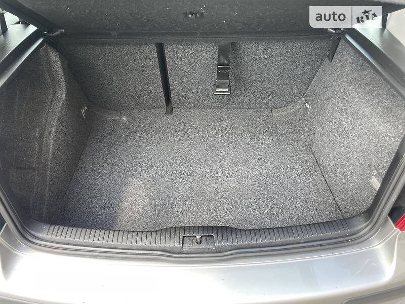 Хэтчбек Volkswagen Golf 2002 в Днепре