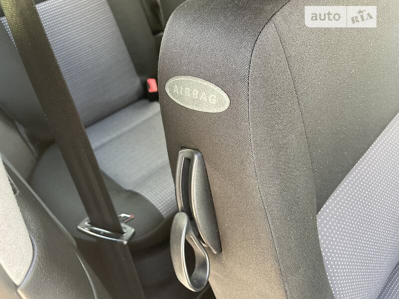 Хэтчбек Volkswagen Golf 2002 в Днепре