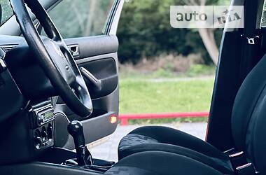 Хэтчбек Volkswagen Golf 2000 в 